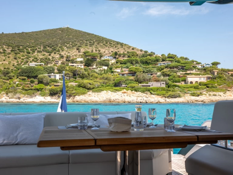 Sunseeker PREDATOR 65 te huur van particulier of professional in Saint-Tropez