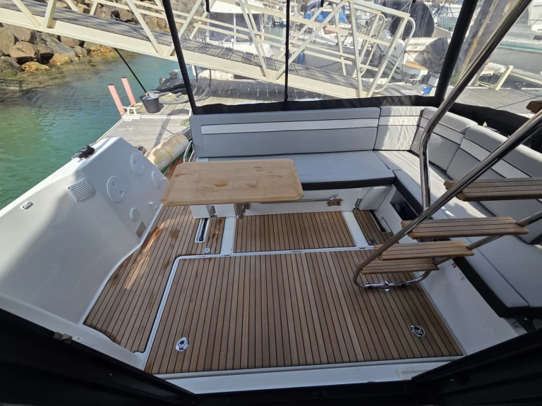 Verhuur Motorboot Jeanneau met vaarbewijs