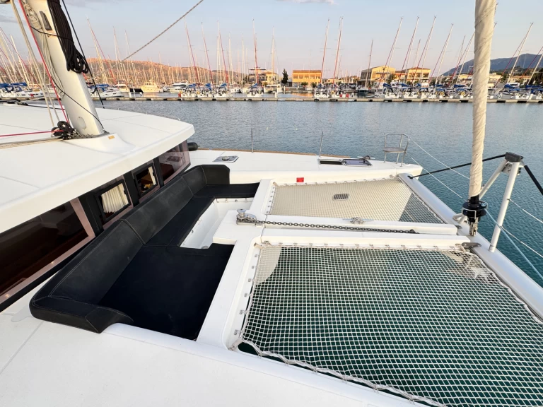 Huur een Lagoon Lagoon 450 Sport Top in Nikiána