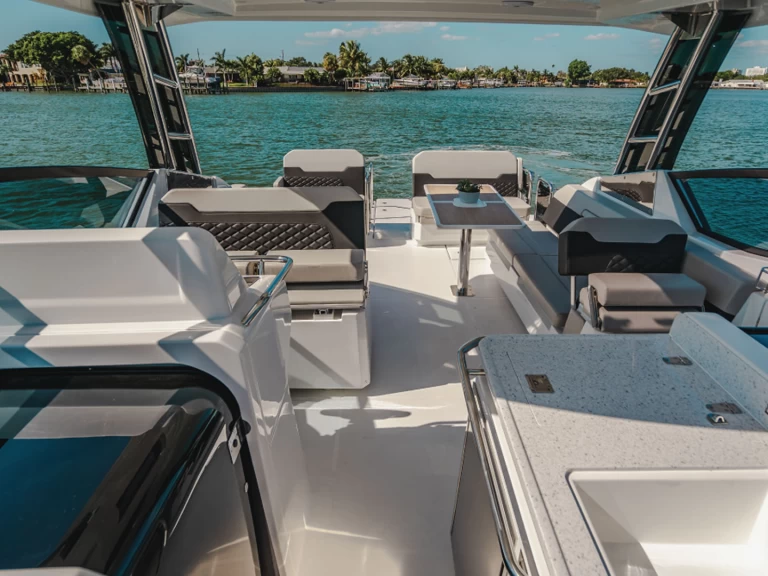 Bootverhuur Aquila Aquila 32 Sport in Saint-Raphaël via SamBoat