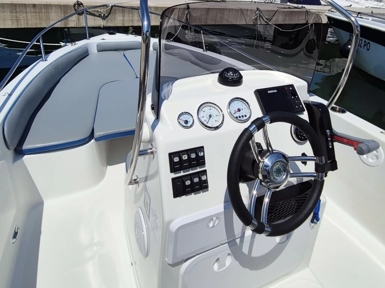 Motorboot te huur in Červar-Porat voor de beste prijs