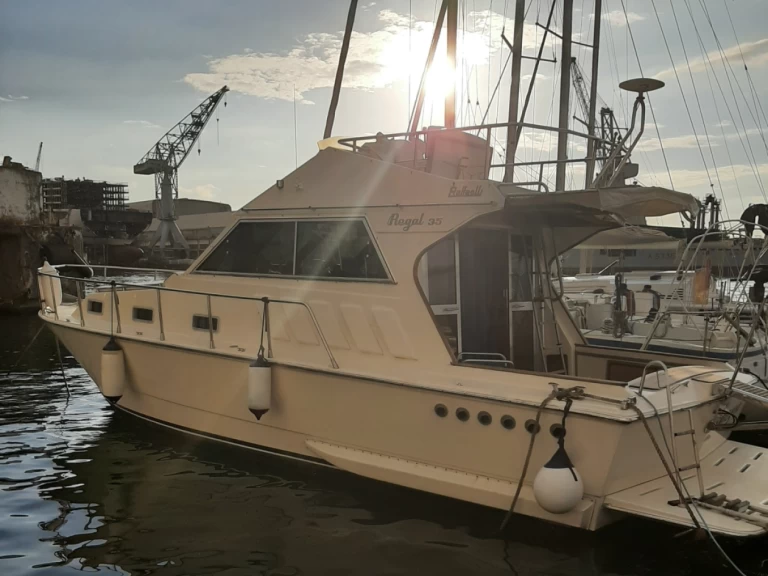 Bootverhuur Raffaelli Regal 35 in Castellammare di Stabia via SamBoat
