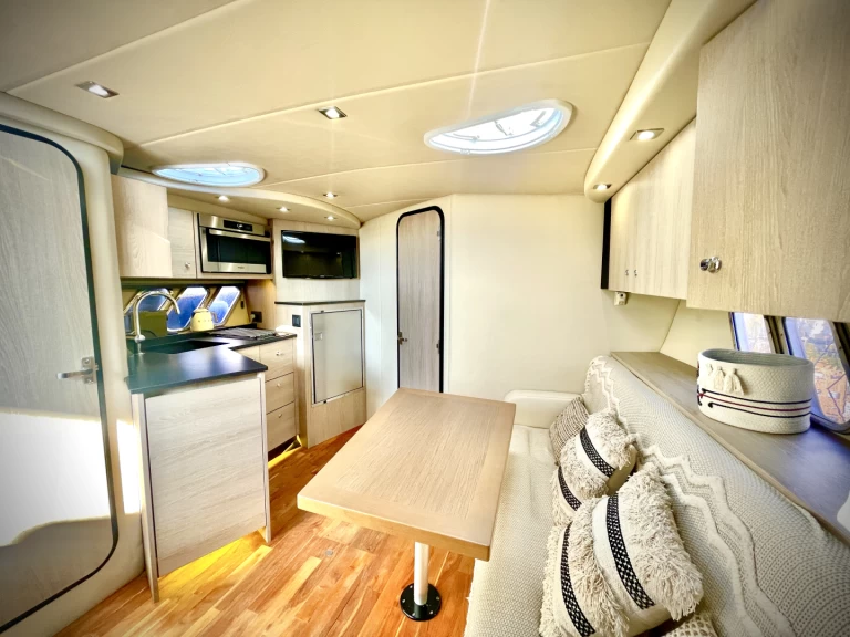 Bootverhuur Cruisers CRUISER YACHT 360 EXPRESS in Hyères via SamBoat