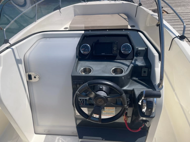 Quicksilver Activ 675 Open te huur van particulier of professional in La Madrague