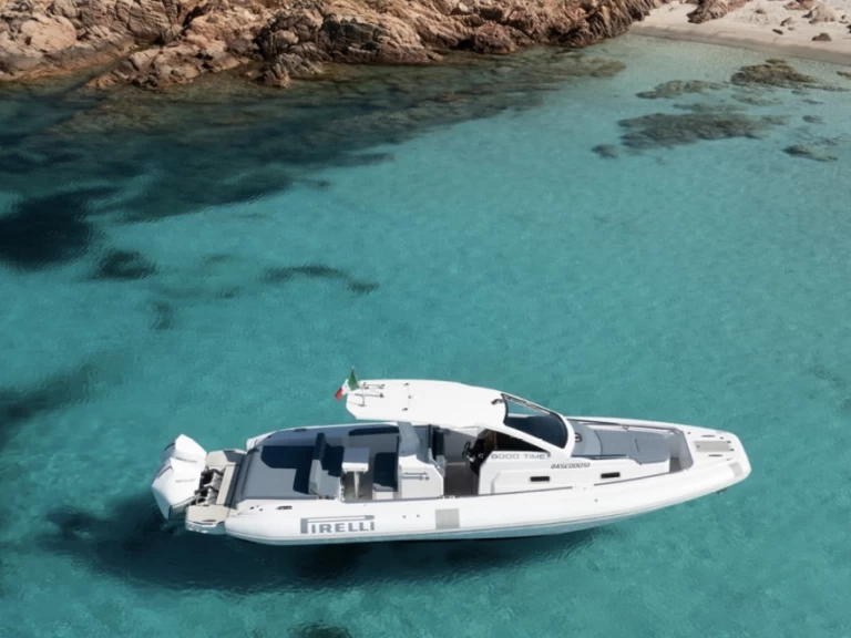 Huur een Pirelli Pirelli 35 in Porto Cervo