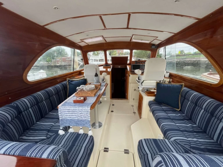 Huur een Hinckley MERLIN in Oyster Bay