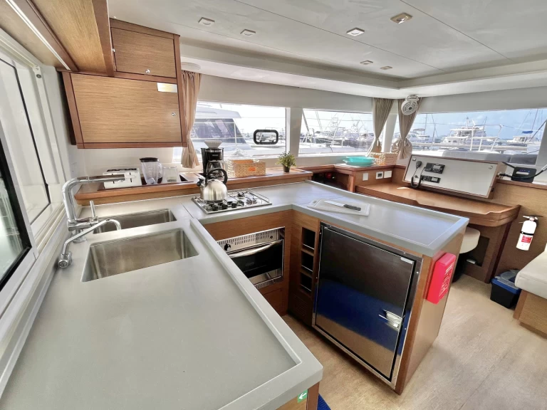 Lagoon Lagoon 450 F te huur van particulier of professional in Parham Town