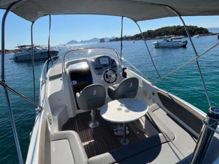 Verhuur Motorboot Bénéteau met vaarbewijs