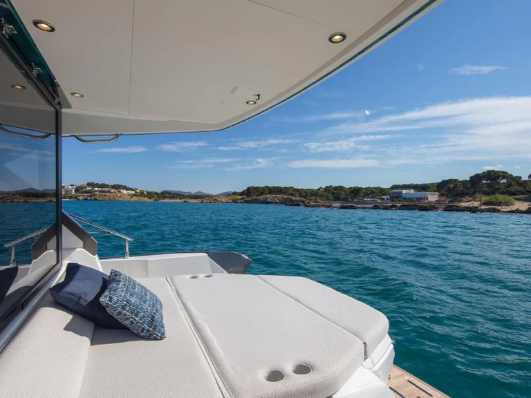 Huur een Gran Turismo 45 in Juan-les-Pins