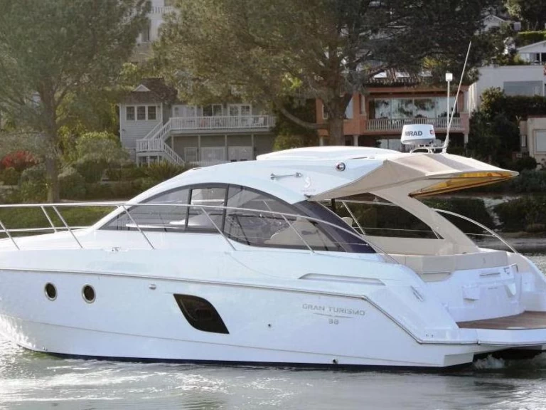 Huur een Gran Turismo 38 in Juan-les-Pins