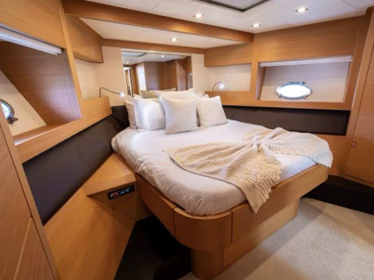 Huur Jacht met of zonder schipper Pershing in Antibes