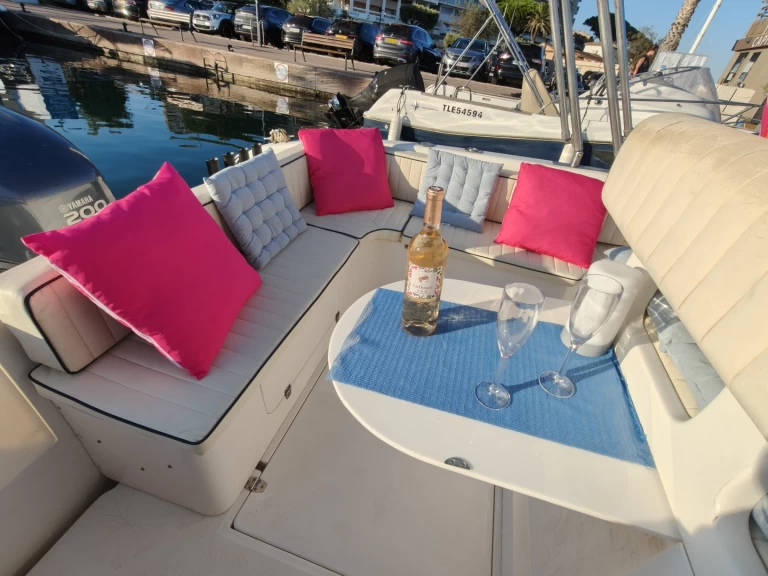 Huur een Tecnomariner Stealth Mithos  in Sainte-Maxime