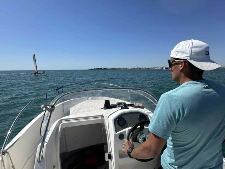 Verhuur Motorboot Jeanneau met vaarbewijs