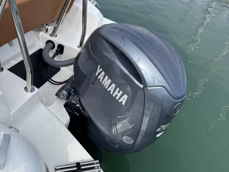 Zodiac Medline 6.8 te huur van particulier of professional in La Trinité-sur-Mer