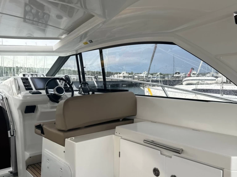 Verhuur Motorboot Jeanneau met vaarbewijs