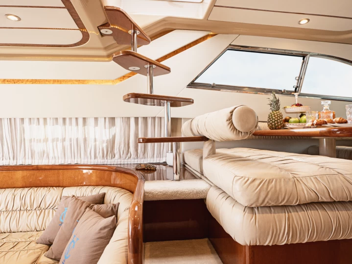 Huur Motorboot met of zonder schipper Ferretti in Glyfáda