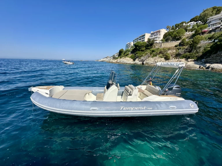 Huur een Capelli Tempest 700 in Roses