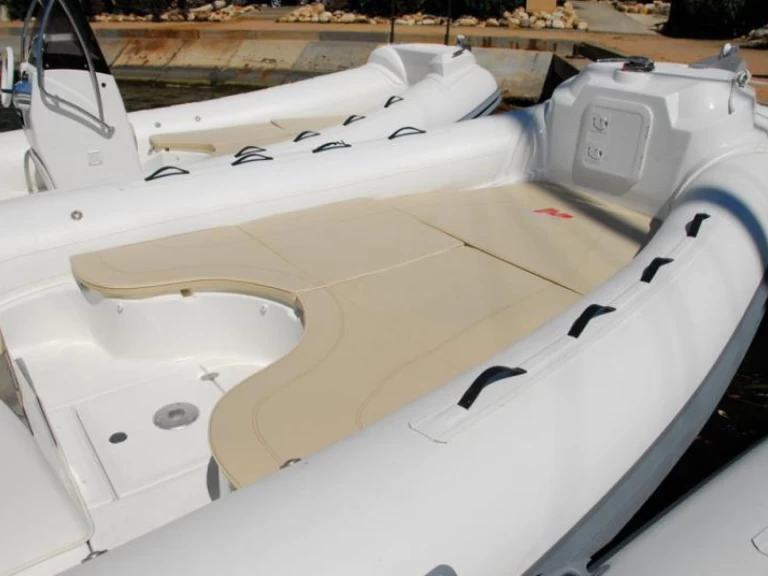 Huur een Nuova Jolly Blackfin 25 Elegance in Bol