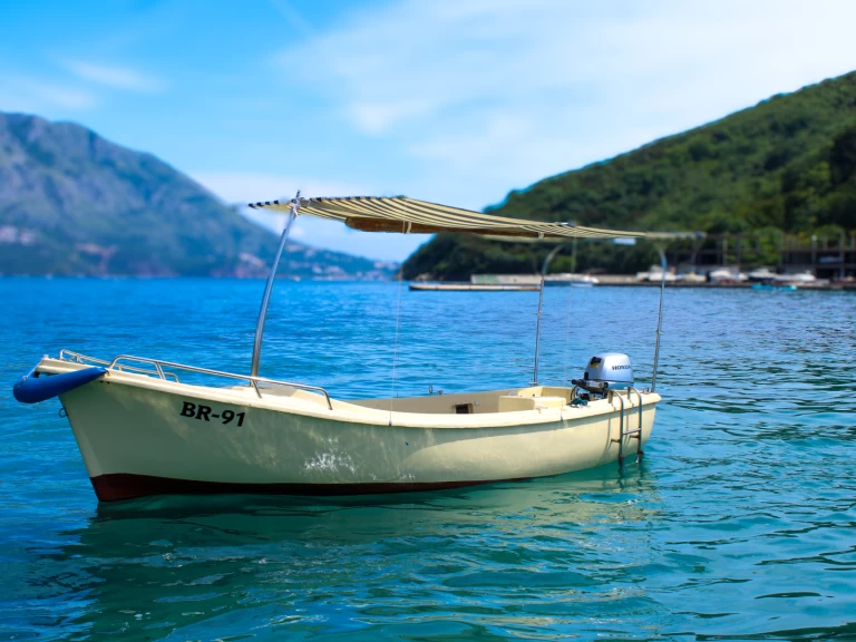 Huur een Elan Elan 500 in Budva