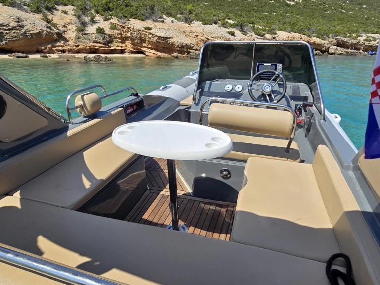 Grginić Shark 23 te huur van particulier of professional in Novalja