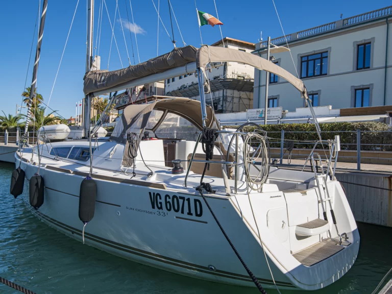 Verhuur Zeilboot in San Vincenzo - Jeanneau Sun Odyssey 33i