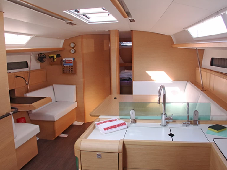 Huur Zeilboot met of zonder schipper Jeanneau in San Vincenzo