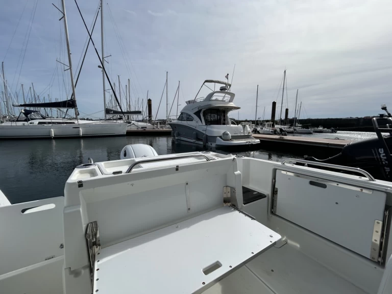 Huur Motorboot met of zonder schipper Bénéteau in Brest