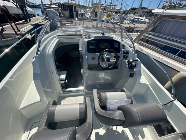 Jeanneau Cap Camarat 7.5 WA Serie 2 te huur van particulier of professional in Cogolin