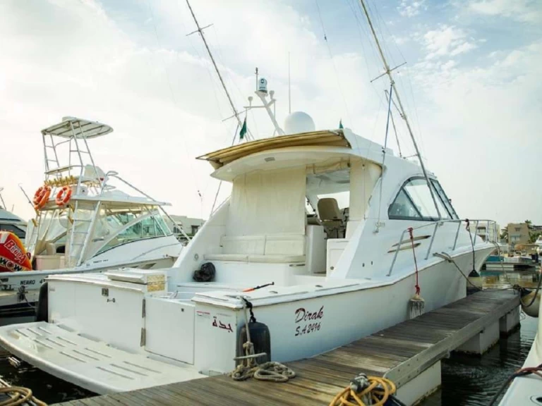 Huur een Hatteras Dirak in Durrat Al-Arus