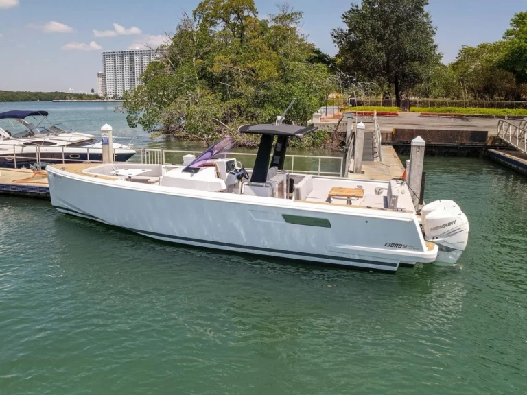 Verhuur Motorboot Pardo Yachts met vaarbewijs