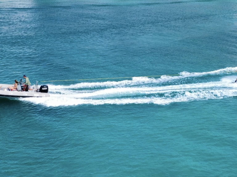 3D Tender Lux 550 te huur van particulier of professional in Sint Maarten (FR)