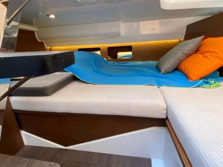 Jeanneau Cap Camarat 9.0 WA te huur van particulier of professional in Genova