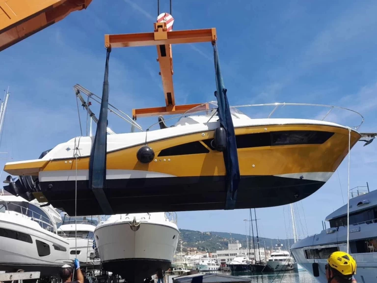 Huur een Jeanneau Cap Camarat 9.0 WA in Genova