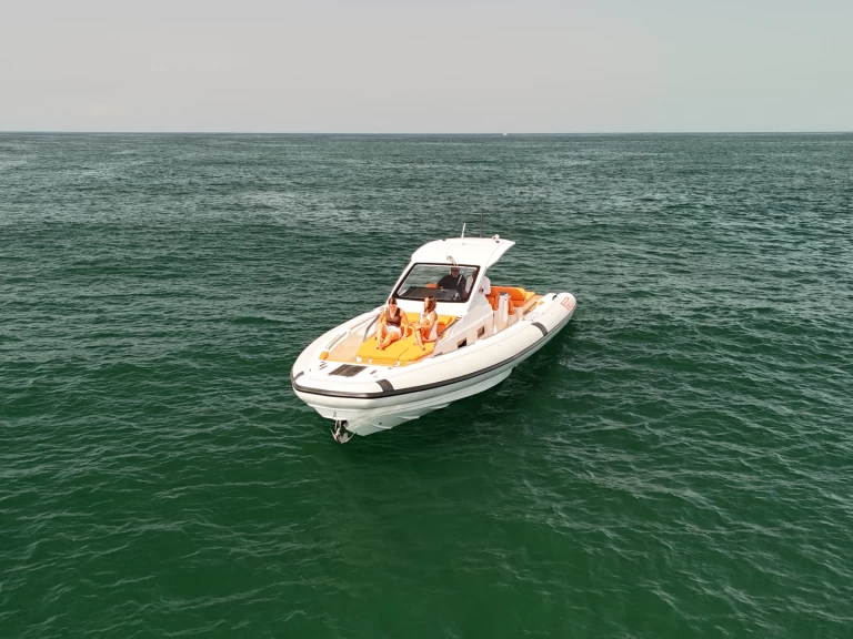 Huur een Pirelli 42 EFB in Napels