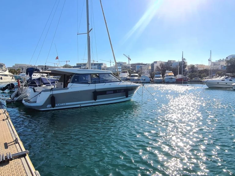 Huur Motorboot met of zonder schipper Jeanneau in Gżira