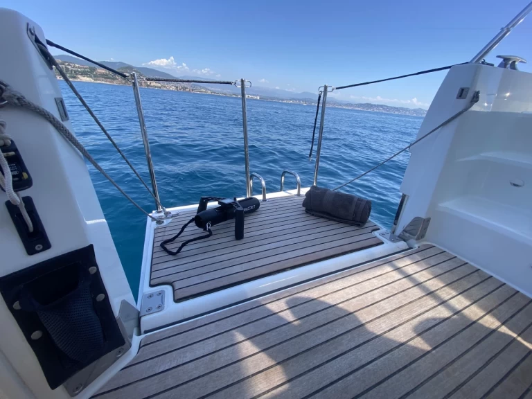 Verhuur Motorboot Jeanneau met vaarbewijs