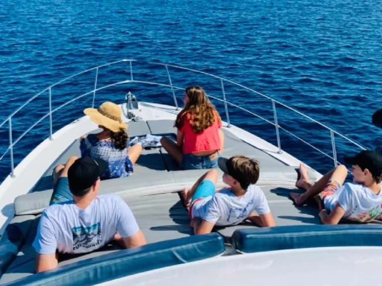 Huur een Sea Ray Sea Ray 400 Sedan Bridge in Wereld