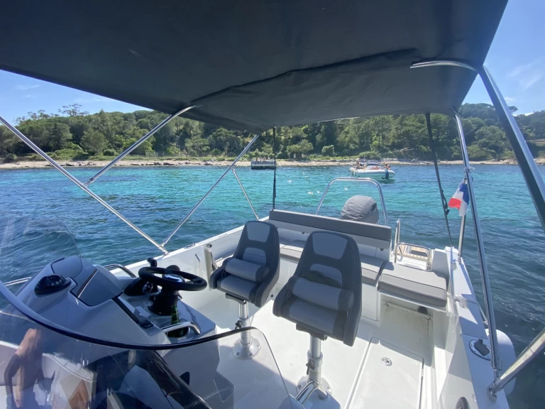 Jeanneau Cap Camarat 6.5 CC Serie 3 te huur van particulier of professional in Saint-Aygulf