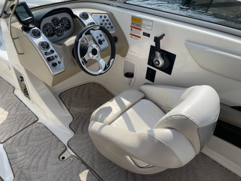 Motorboot te huur in Aix-les-Bains voor de beste prijs