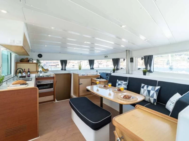 Bootverhuur Lagoon Lagoon 400 in Sant Antoni de Portmany via SamBoat