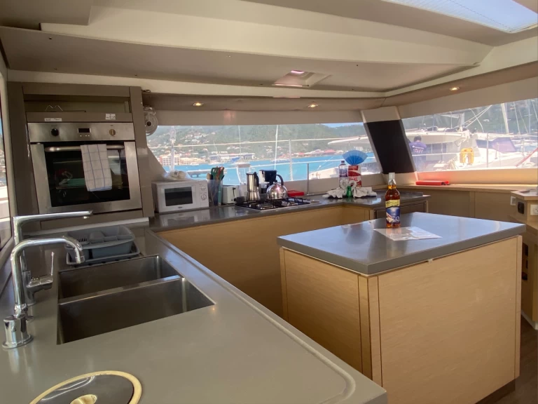 Verhuur Catamaran Fountaine Pajot met vaarbewijs
