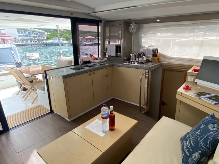 Huur een Fountaine Pajot Lucia 40 in Road Town