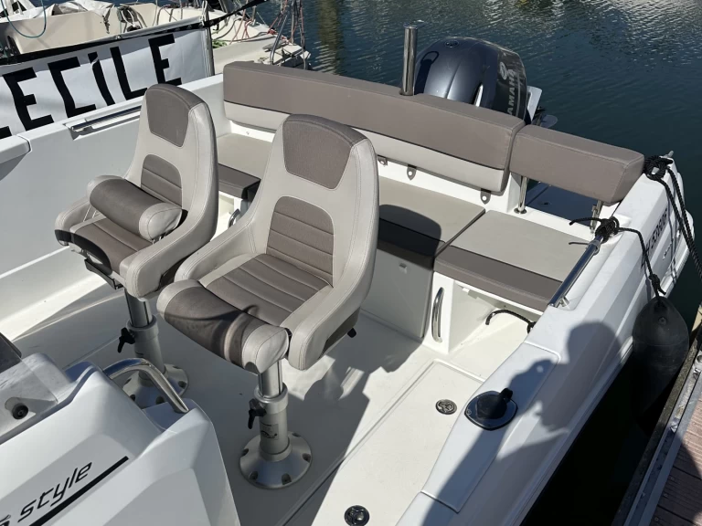 Verhuur Motorboot Jeanneau met vaarbewijs