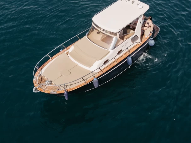 Huur Motorboot met of zonder schipper Libeccio 27 in Castellammare di Stabia