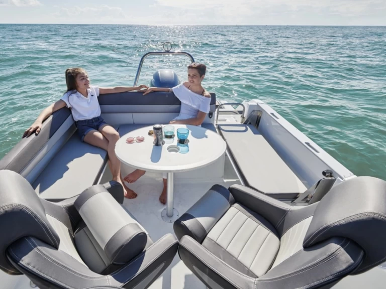 Huur een Jeanneau Cap Camarat 6.5 WA Serie 3 in Antibes