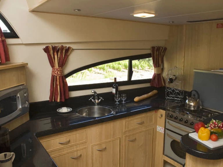 Huur een Le Boat Royal Mystique A in Branges