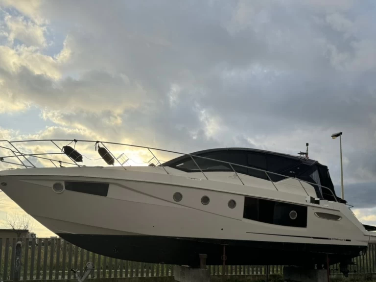Verhuur Motorboot Cranchi met vaarbewijs