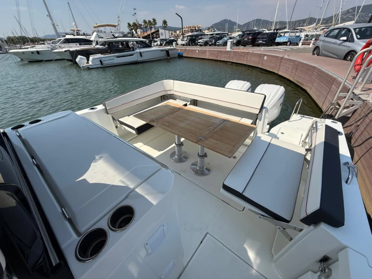 Verhuur Motorboot in Cogolin - Jeanneau cap camarat 10.5 CC
