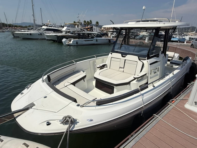 Bootverhuur Jeanneau cap camarat 10.5 CC in Cogolin via SamBoat