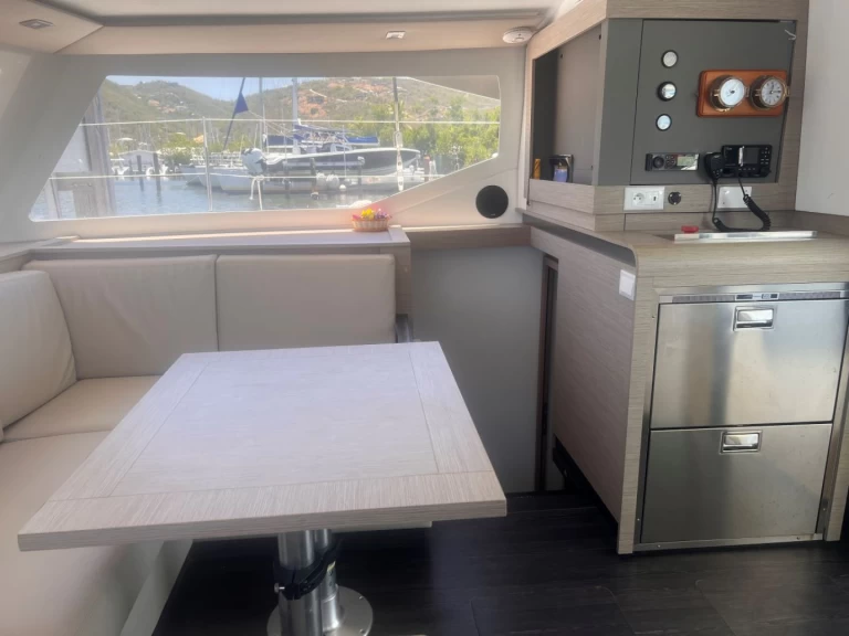 Verhuur Catamaran Fountaine Pajot met vaarbewijs